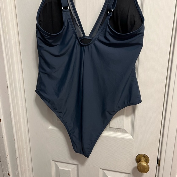 Beautiful one piece, bathing suit size XL/1X 14/16 - Picture 2 of 3